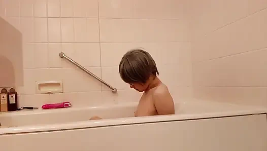 Olgun kadın banyoda mastürbasyon