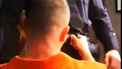 Policia follando con un preso