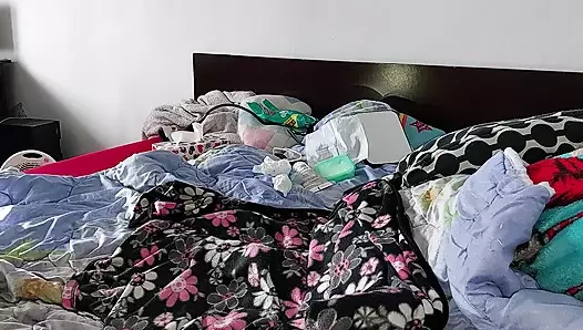 Ateşli evli kadın orgazm olana kadar amını parmaklıyor. İnleyen kadın mastürbasyonu.