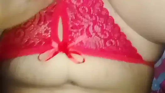 Ateşli Hintli deshi kız arkadaş erkek arkadaşını sikiyor kırmızı sutyen ve külotla arkadaşıyla seks yapıyor