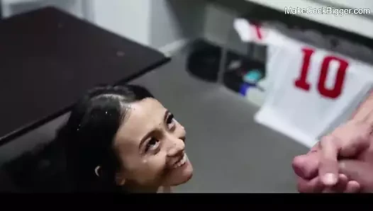 Sıska küçük asyalı kaltak büyük beyaz horoz tarafından becerdin. yüze boşalmak