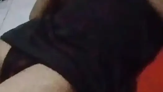 Güzel kız telefonuyla rahatlıyor