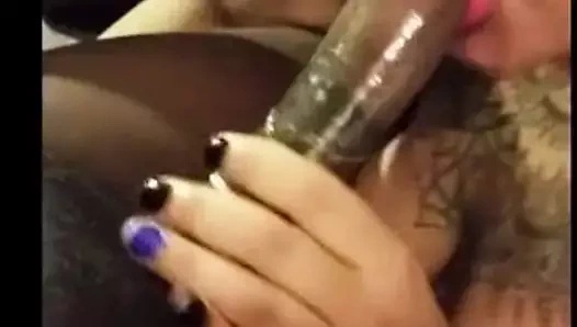 Asosyal iri güzel kadın sakso çekiyor