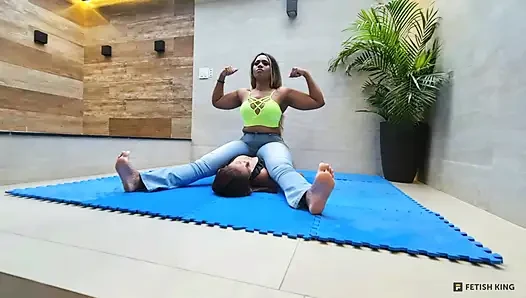 Göğüse oturma - güçlü bacaklar ve kaslar Lebian dövüş kızları