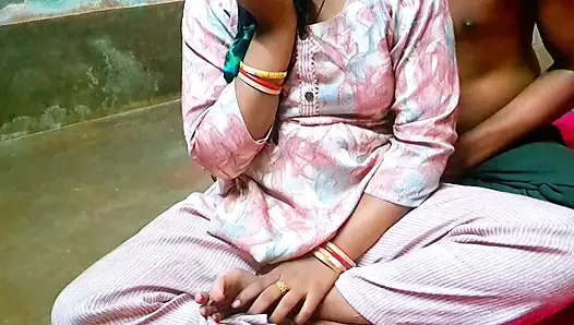 Hintli köylü kadın sevgilisiyle göğüslerini gösteriyor