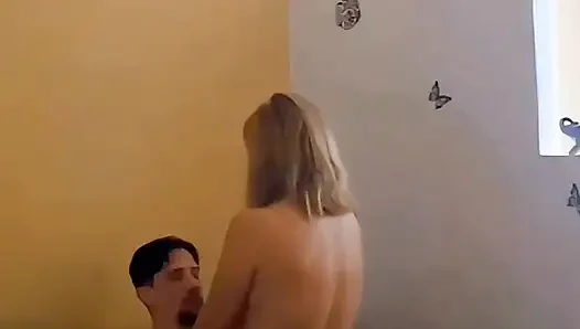 Bu kelimenin tam anlamıyla penise binerken bir patlamaydı, çok yoğun bir orgazm.