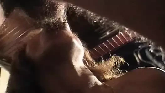 Ateşli Fransız kızlar barda şanslı bir adama deliklerini açıyor