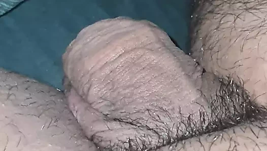 Üvey anne işi yarım bıraktı ve üvey oğlunun yarağını elle muameleyi bıraktı