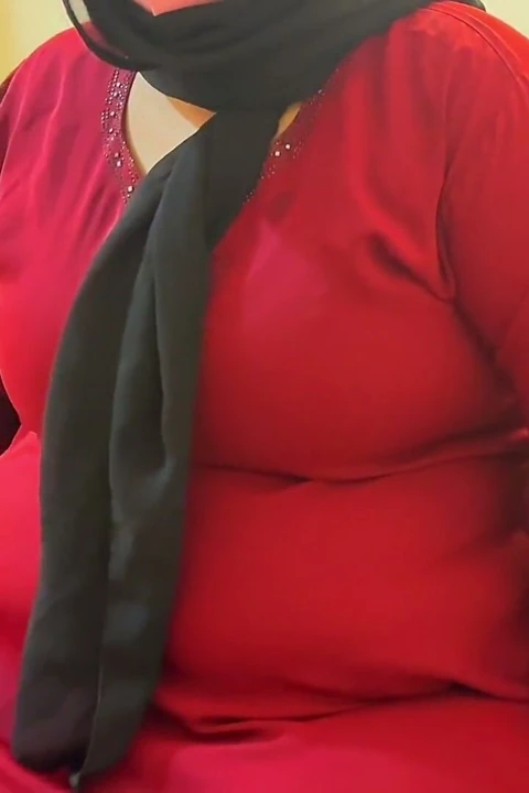 Kırmızı burqa ve tesettürlü tombul Müslüman kayınvalideyi sikiyor