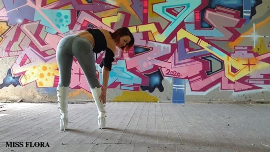 Beyaz çizmelerimle yürüyor ve azdırıyor