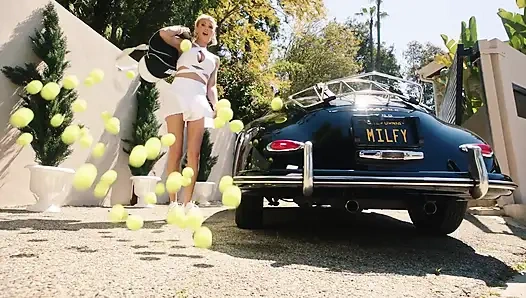 Подтянутая милфа Justine трахает молодого ебаря в его классической машине