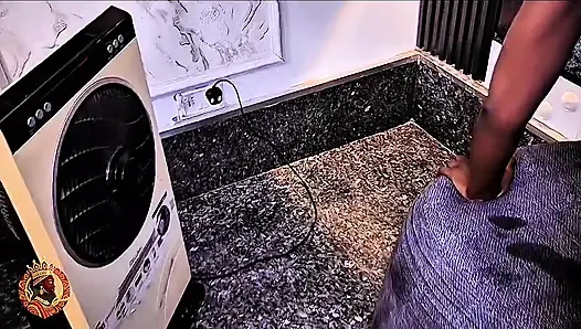 Büyük zenci yarağı Cara'nın sıkı göt deliğini sikiyor