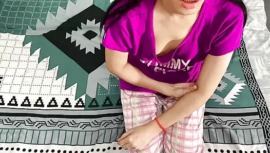 Üvey kız kardeşime para verdim ve bakire sıkı amcığını ilk kez siktim