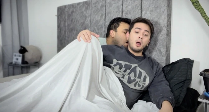 Üvey baba, üvey oğlunu karısı sanıyor ve yanlışlıkla ona saldırır!