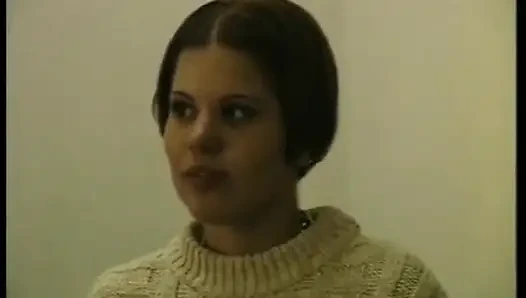 Güzel sarışın yarak emiyor ve sikiliyor