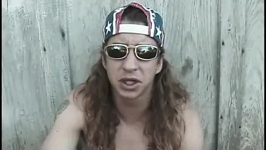 Adam yarağını ve göt deliğini sürtük tarafından yalatıyor