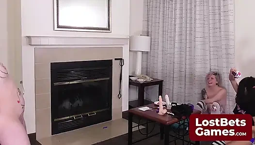 Belle striptizli vücut çekimleri oyununda kendini bağlı buldu