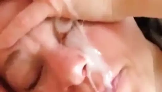 aptal alt karısı yüz bakımından nefret ediyor