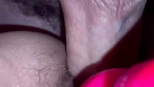 O kıllı amcığı sikiyor