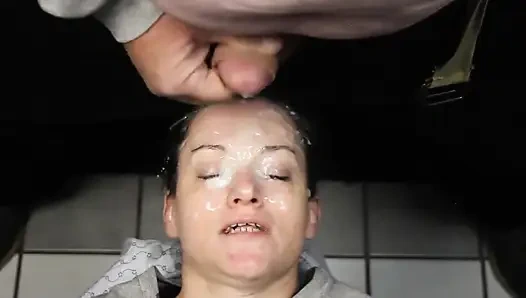 Geri döndü ve yüzü büyük bir sürü fındıkla kaplı