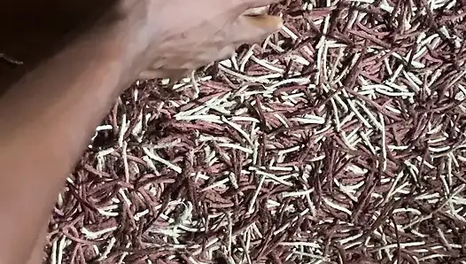 Ateşli zenci bebek ayak masajı bölümü