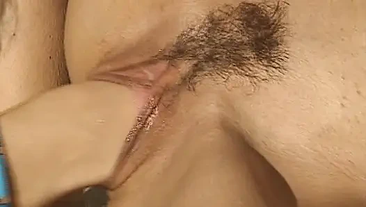 Yumruk sokma bağımlısı Alman bebekler açık havada üçlü sekste yarağı paylaşıyor