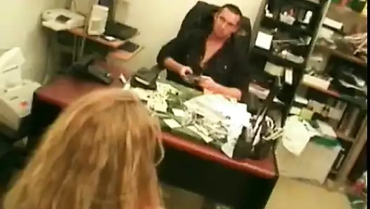 Yuvarlak götlü sarışın masanın üzerinde tutarak sert yarağa biniyor