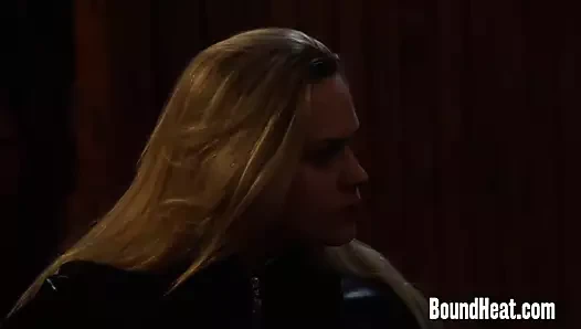 Lezbiyen avcı getiriyor bağlı yukarı kız içinde kabin