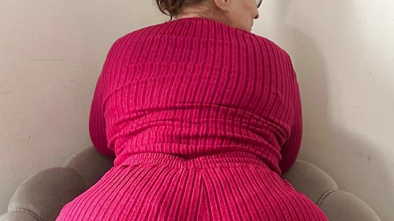 Komşu İngiliz genç erkek avcısı orta yaşlı seksi kadın sert büyük zenci yarağıyla oynuyor. Interracial