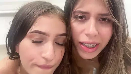 İki üvey kız kardeş üvey babalarının yarağını gördükten sonra sikişiyor