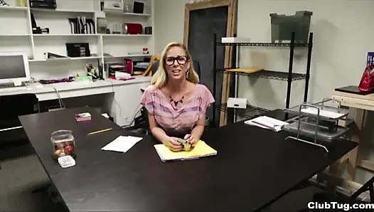 Cherie Deville soyunuyor ve büyük ofis yarağını sağıyor