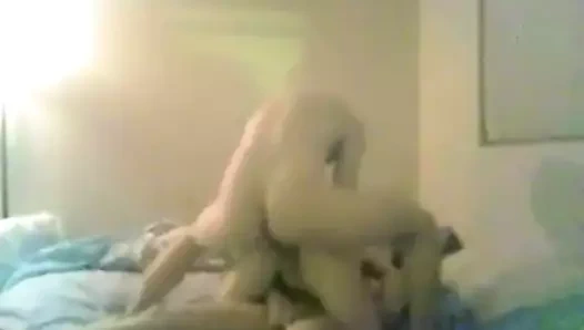 Şanslı dostum lezbiyenlerle üçlü seks yapıyor.