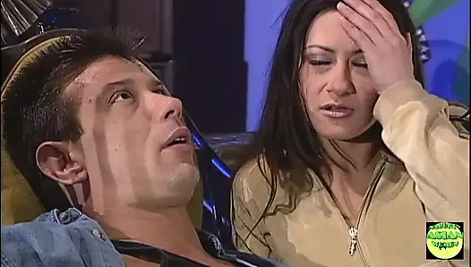 Sanatçı esmer menajerinin gırtlağına kadar alıp binmesi için büyük kırbaçlıyor