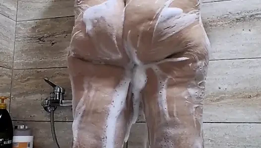 Büyük götlü evli kadın duş alıyor