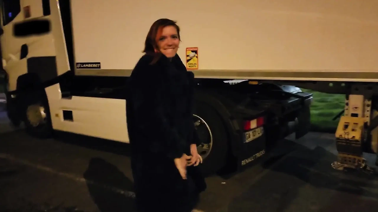 Ik neuk met een vrachtwagenchauffeur op een rustplaats op de snelweg