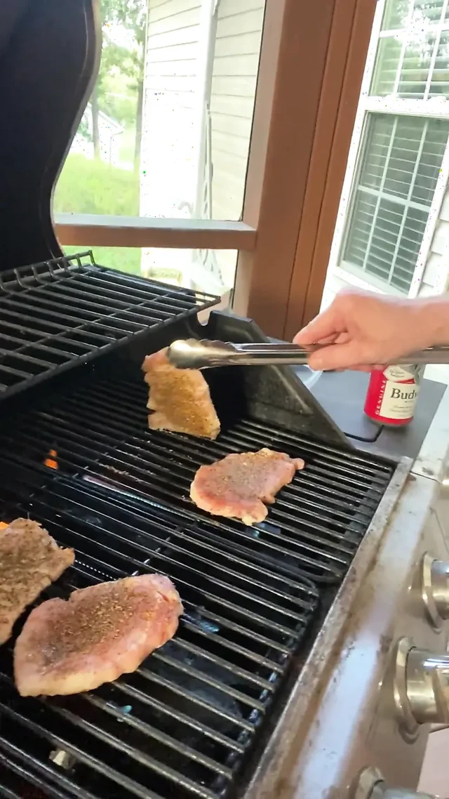 Büyük d büyük yaraklı grillin baba- adamımı karına ve üvey kızlarının ızgaralarına tokatlıyor