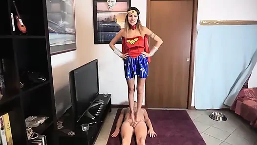 Kostüm giymiş kadın kölesi üzerinde duruyor