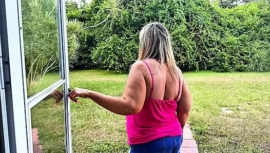 Ormanda orta yaşlı seksi kadın sakso çekiyor