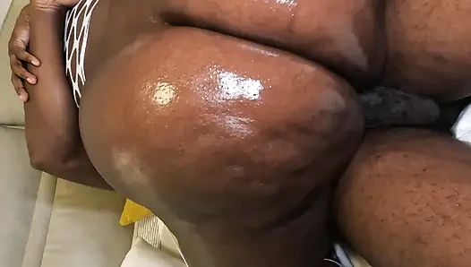 Büyük çikolata kanepede sikiliyor