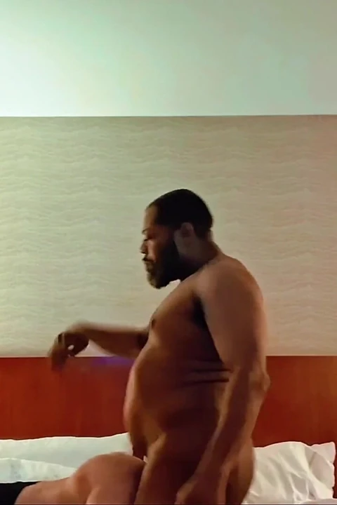 Bigdaddy8inchz Otel Odasında Prezervatifsiz Sikiliyor Beyaz Travesti