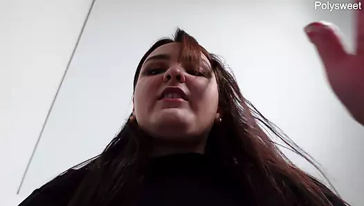 Takma yaraklı bu orta yaşlı seksi kadın seni teslim etmek için hangi kolları çekeceklerini biliyor