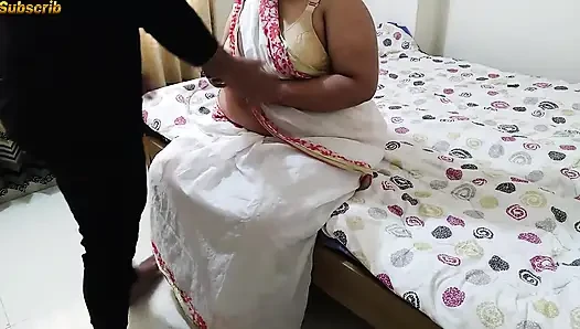 Komşu sarisini çıkarıyor ve yatakta sikiliyor - Hintli teyze