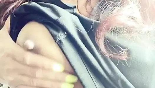 Ateşli kız göğüslerini gösteriyor