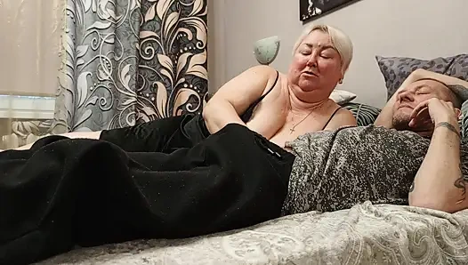 Bir hafta sonu, bir komşu yarak emiyor ve döl yutuyor