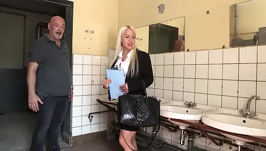 Ateşli sarışın mastürbasyon yapıyor ve sakso çekmeyi seviyor