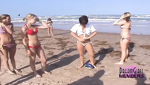 Üniversiteli kadınlar Teksas plajında soyunuyor