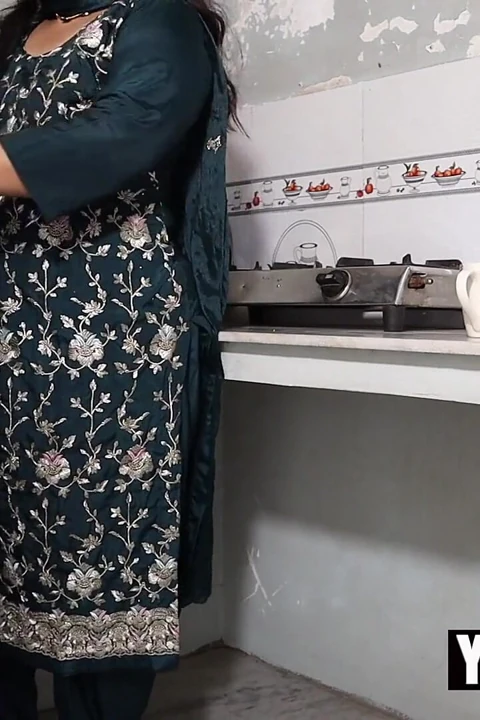 Hintli kadın devarı için çay yaparken mutfakta sikiliyor