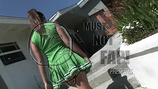 Ateşli sıkı esmer ponpon kız büyük yarağı sert alıyor