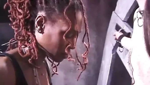 siyah ve beyaz metresi hakim köle içinde zindan