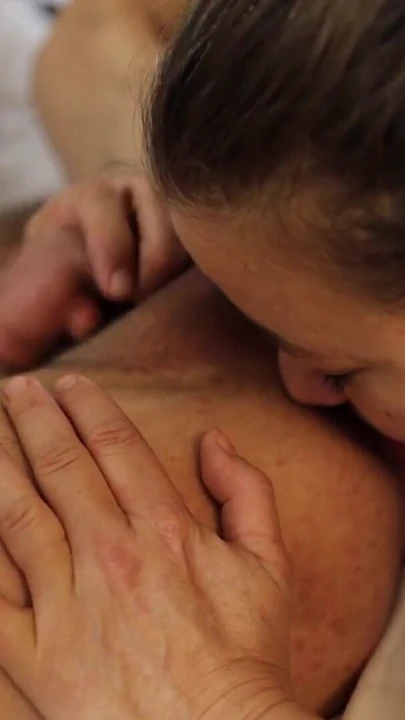 Необходимо поделиться моментом из "142 - ИЗ ЗАДНИЦЫ В РОТ СПЕЦИАЛЬНЫЙ - французское любительское видео, атласное нижнее белье (красные трусики, турецкий синий наряд -"